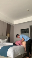 老公是大学教授的红裙富婆，长期得不到满足跟我偷情，刚进酒店就开干