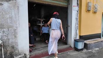 【露出专题】骚逼到村子里小卖部给大爷们欣赏奶子和黑森林2