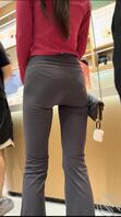 瑜伽裤美女勒出网上同款情趣内裤痕迹 肥阴唇也被勒的外翻 这是有多骚啊 