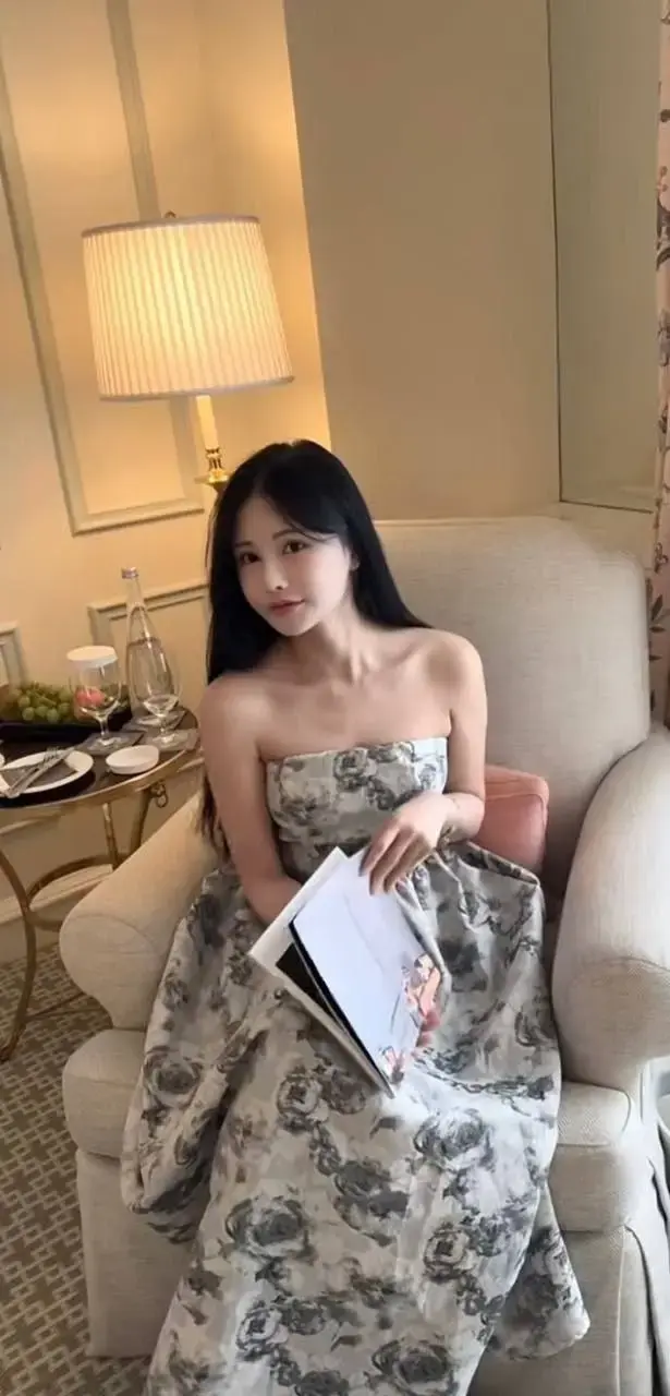 龙湘，美国95后UCR女网红竟是ww上岸,本身是河南婊砸