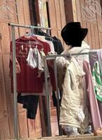 @昭通偷拍真刺激刚晾晒完看着她走了就跑过去拍照给兄弟们看过几天更新她内裤