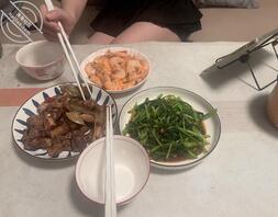 原创4:妹妹接到，随便做了两个菜晚饭给妹妹吃。偷拍几张照片