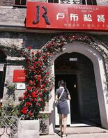 烟台绿帽子想带着娇妻玩蒙眼换人调教。