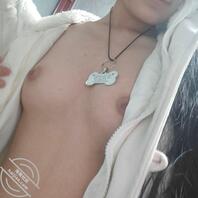 刚满18岁的贱婊子，性欲很大喜欢被控制，下期想看骚母狗干什么，评论区布置0