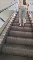 跟拍细腰翘臀牛仔裤美女，她靠扭腰吸引了很多人！