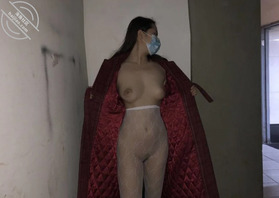 露出上瘾的大奶人妻，白嫩的奶子真坚挺2