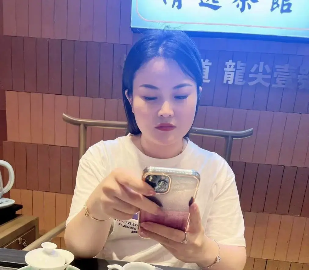福建泉州清逸茶馆老板娘出轨，在家里得不到老公满足，面对稍微有点钱的牌友就投怀送抱，连老头都不放过