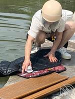 熟女河边洗衣服岔开双腿露出内裤，提醒了一声，结果岔得更开