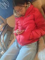 抚摸堂妹的大腿，并拍下照片和视频。（一）2