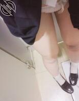 18岁高中生 周末在公共厕所被哥哥调教，小穴刺激的忍不住的流水啊。