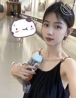 大家评价一下这个小姐姐怎么样 下面长着血盆大口总感觉要吃人