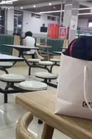 山西应用科技学院瓜 小情侣在学校食堂当众上演校园活春宫2