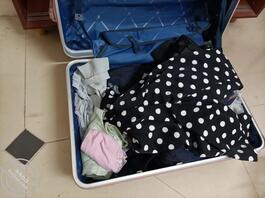 想上大姨子的第5贴---帮大姨子搬家,偷偷翻下她的衣物看有没有收获。0