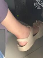 办公室少妇爱露出骚脚 好想射给她