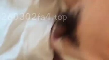 女同事老公刚出差 把她的B玩的湿漉漉的完美露脸