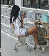 继续偷拍抄底曝光高中骚货0