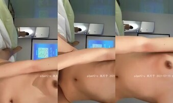 01年艺术院175黄头发学妹