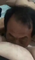妈妈被叔叔舔BB，儿子在旁边拍照，刺激对白