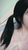 穿我妈的情趣内衣在她的床上拍照，太刺激了