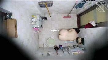 妈妈，几个月没拍到我的妈妈洗澡了 ，原来我的妈妈改洗澡时间了