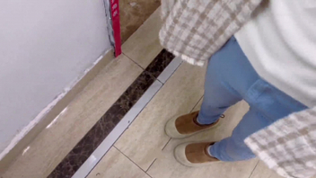 幼儿园老师！老公打电话来，刺激！穿开档牛仔裤在楼道被操的尿失禁