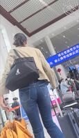 地铁站偶遇窈窕身姿紧身牛仔少妇 余光还看我 更兴奋忍不住跟到检票口才罢休1