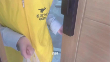 忽悠女骑手帮忙试穿情趣内衣！边夸赞她好看边对着她摸鸡巴，应该画面太色