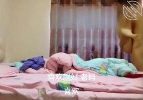 娇小美母性爱日记9：把刚洗完澡香香软软的妈妈抱回房间边走边操1