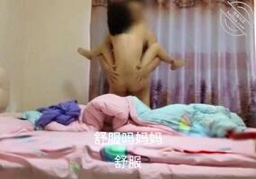 娇小美母性爱日记9：把刚洗完澡香香软软的妈妈抱回房间边走边操2