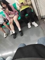 地铁短裙白袜小美女2