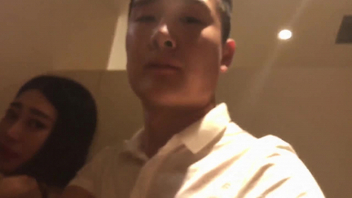 骚女，线下约会居然是真空，毛茸茸的大鲍鱼太好看了，直接在快餐