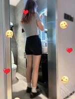 大家一起来分享自己身边的骚逼！看看逼逼嫩不嫩，被操成什么样？