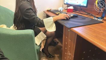 【原创45分】网吧调教姐姐自慰，电击阴蒂差点蹦起来，再拉到女厕所玩尿内射1