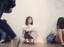 上海某国际大学女学生等上课时坐姿不雅露出裙下白内裤给大家免费观赏2