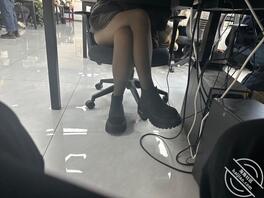 上班期间同事把手伸进逼里2