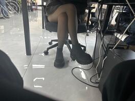 上班期间同事把手伸进逼里