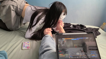 母狗在我看直播的时候还要舔我的脚