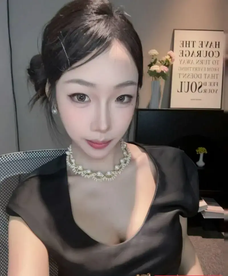 柳州表妹刘静与小男友酒店旅游，被男友偷拍性爱视频。起初口交技巧熟练，后遭后入，白虎臀肉颤动。最终被翻面承受，无套内射于臀部。