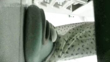 表妹来家里玩，偷拍她洗澡被发现