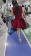 地铁站长发红色连衣裙美女