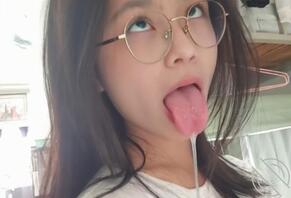 五头反差贱逼母猪自毁曝光求野爹赏鸡把羞辱0