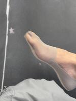 偷拍姐姐顾客的骚脚骚袜子，好想射在她的骚脚和骚袜，大家想怎么玩评论出来0