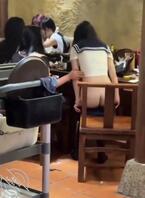 女大学生在餐厅脱裤子发骚，露屁股。不知道喝多了还是做任务。