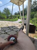 前锁后塞公园全裸露出，被老大爷盯着看