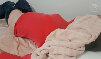 朋友老婆过来家吃饭喝酒结果喝醉了,把她裤子脱了玩弄她逼也没反应2