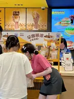 麦当劳的兼职比明星还漂亮啊，身材太完美了！还那么反差！1