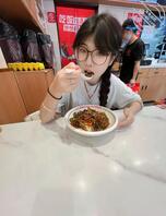 终于摸到表妹的逼了 人小只但是屁股大