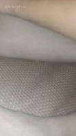 骚逼一碰就出水，人肥逼浅，一会高潮几次。大家评论一下，你们一夜搞几次。