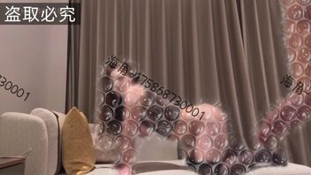 【老汉推车】骚逼跪在沙发上，从后面抓着老婆的美脚后入骚逼的肥逼，骚叫不断