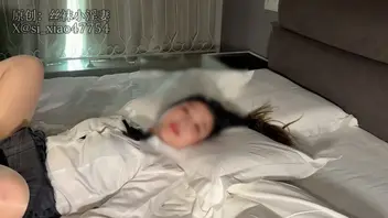 【丝袜人妻瞒老公被插】 穿着肉色丝袜的人妻瞒着丈夫，把伪AV拍摄做成真实抽插。她一边给老公汇报进度，一边被单男的粗大插入身体里。2